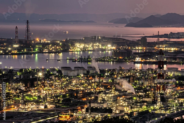 Obraz 水島コンビナートと紫がかった逢魔が時の空