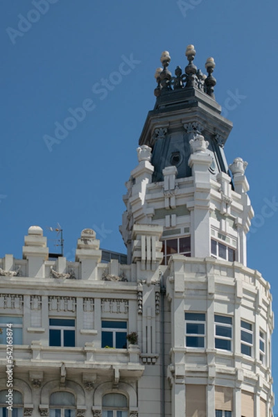 Fototapeta A white building with lots of details