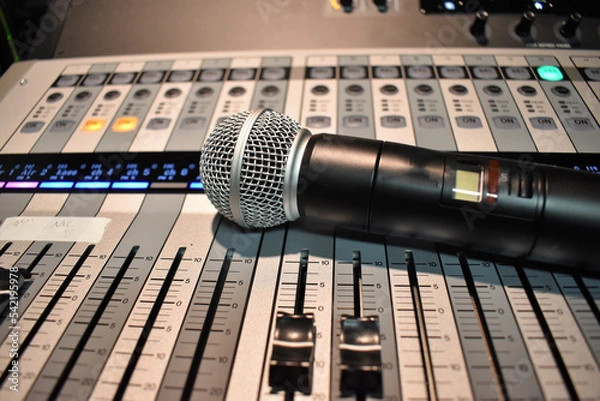 Obraz 音楽ホールの音響ミキサーPAとワイヤレスマイク