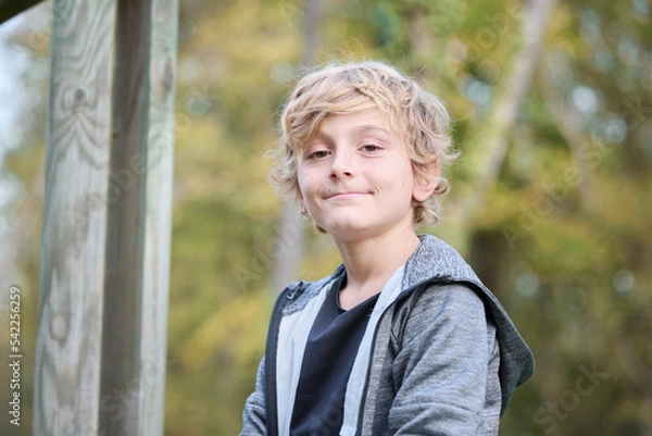 Obraz Portrait d'un enfant souriant dans le forêt