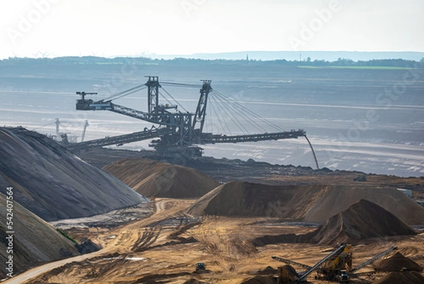 Obraz View of the lignite excavator in the Garzweiler opencast mine from the public visitor platform