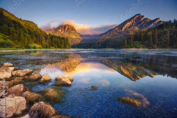 Fototapeta Fantastic views of the turquoise Lake Obersee under sunlight. Dramatic and picturesque scene. Location famous resort: Nafels, Mt. Brunnelistock, Swiss Alps. Europe. Artistic picture. Beauty world.