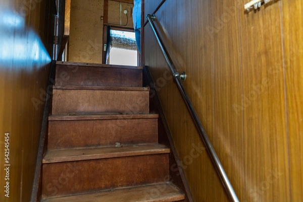 Obraz 古い日本住宅の階段の写真。