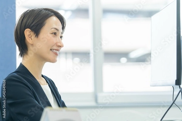 Fototapeta ジャケットを着た日本人女性