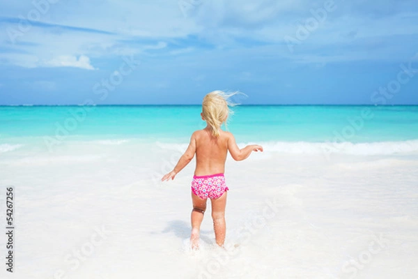 Fototapeta Happy child on the coast of tropical sea