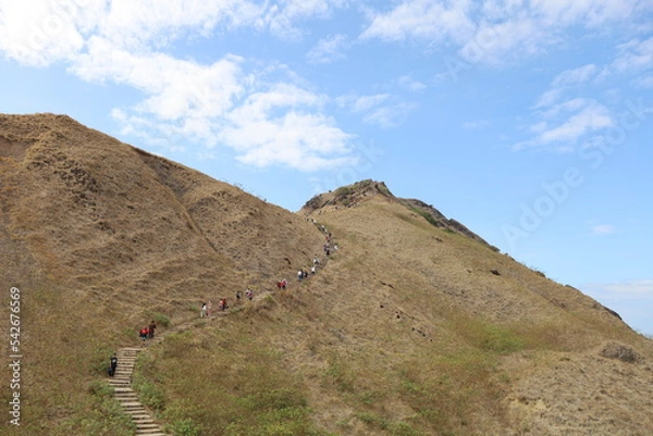 Obraz インドネシア、パダール島のトレッキングコースに続く人々の列。