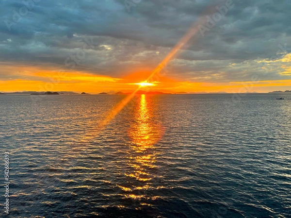 Obraz インドネシア、フローレス島の船上から見た夕日。