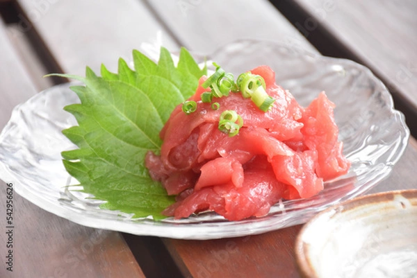 Obraz 透明な皿にしそ、マグロの刺身