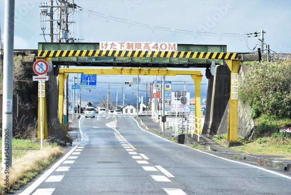 Obraz 県道と鉄道のトンネル