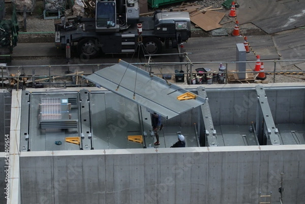 Obraz マンション建設現場のクレーン作業