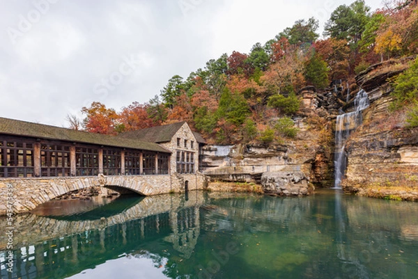 Fototapeta Overcast view of the main building of Dogwood Canyon Nature Park