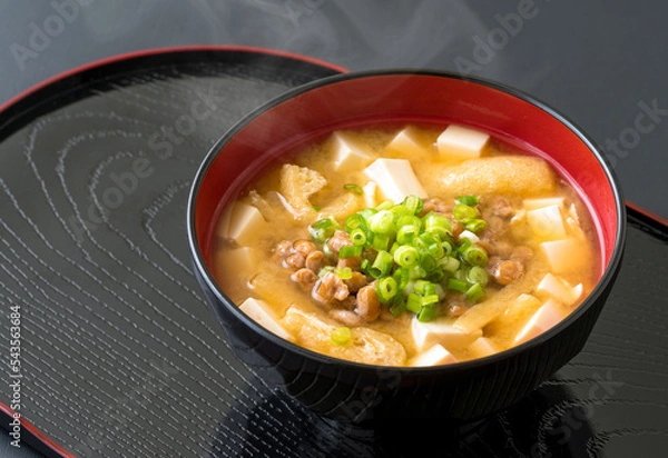 Obraz ネギがのった納豆汁、納豆の味噌汁。
