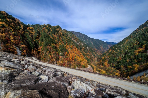 Fototapeta 岩でできたダムの向こうに秋が見えました