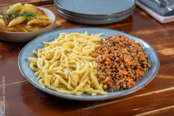 Obraz pasta all'uovo spaetzle con lenticchie