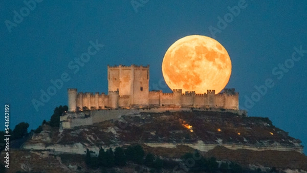 Obraz Full moon raising behind medieval Peñafiel Castle in Spain