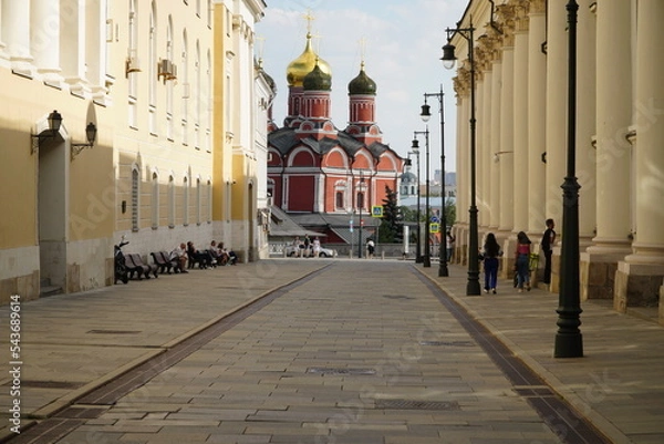 Fototapeta Moscow, Russia - August 28, 2022: Znamensky cathedral on Varvarka street and Zaryadye park in Moscow, Russia