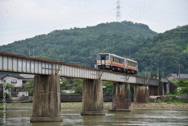 Obraz 岡山県の津山線を走るローカル列車