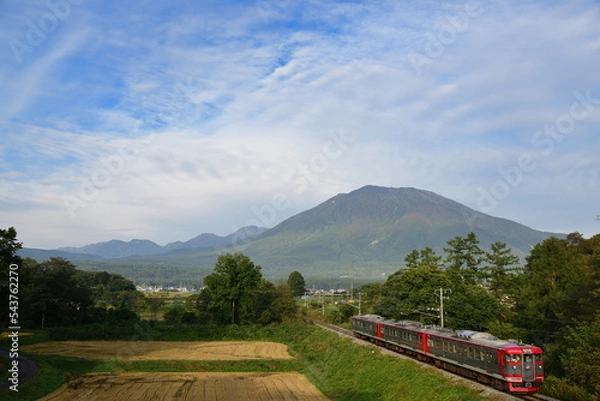 Obraz 黒姫山の麓を走るしなの鉄道のローカル列車