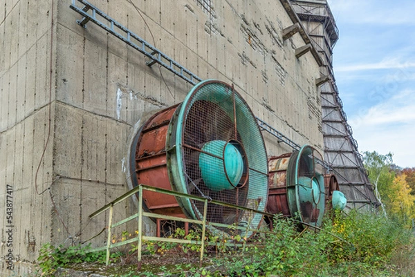 Obraz verrostete Turbinen auf einem stillgelegten Werksgelände