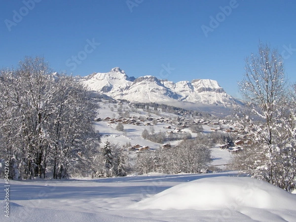 Fototapeta Village de Combloux et Aravis sous la neige