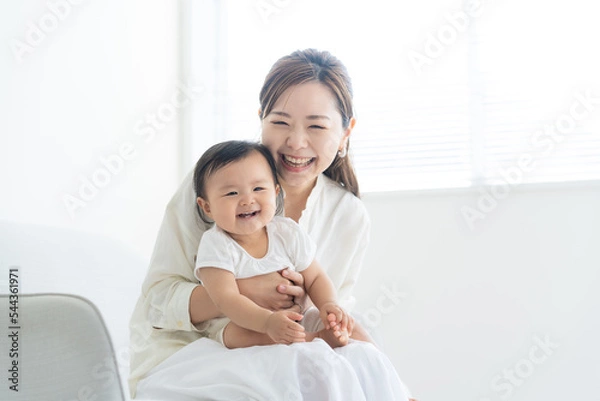 Fototapeta 赤ちゃんを抱っこする母親