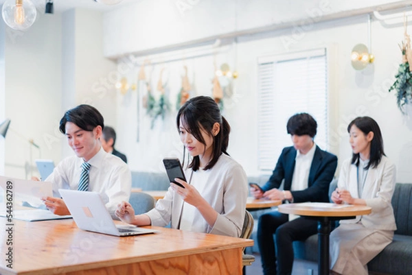 Fototapeta カフェで仕事をするビジネスパーソン