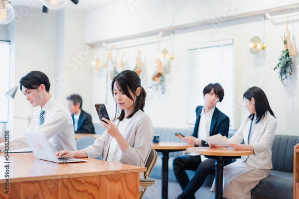 Fototapeta カフェで仕事をするビジネスパーソン