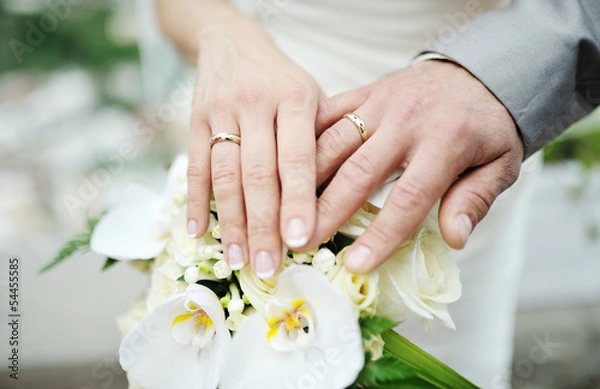 Obraz bride and groom hands with wedding rings