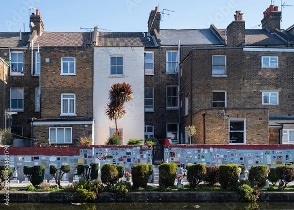 Fototapeta Typical houses, apartment blocks in London, situated near the canal. 