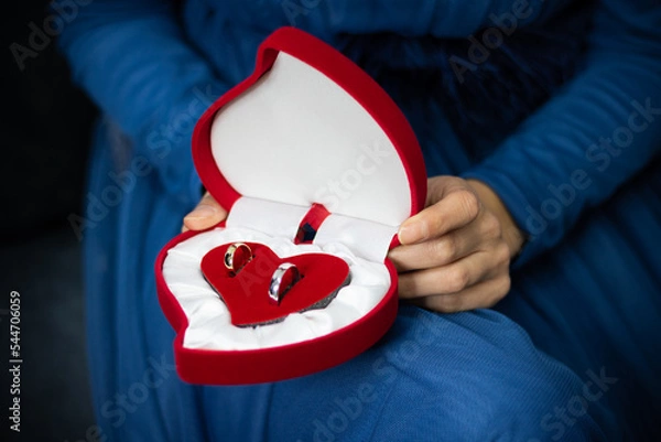 Obraz wedding rings in heart box