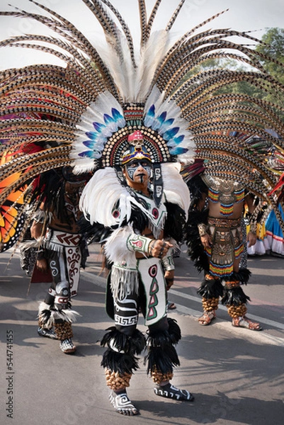 Fototapeta Portrait of an Aztec warrior and dancer from Mexico.
Posing In the festival of the Day of the Dead to honor past Mexican civilizations.
