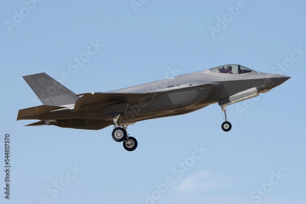 Fototapeta Avión de combate de quinta generación aterrizando F-35