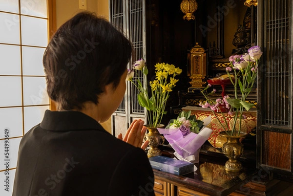 Obraz 仏壇の前の女性