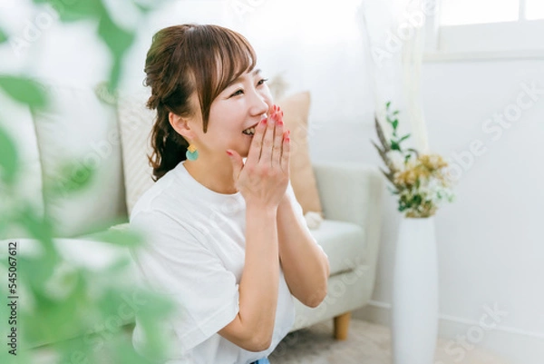 Fototapeta 家で爆笑する日本人女性（笑顔）
