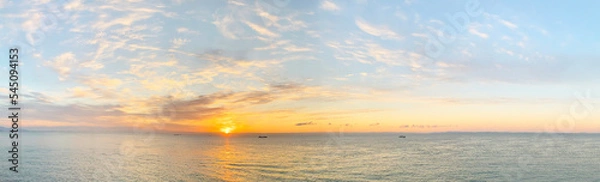 Fototapeta 海面から昇る朝日に染まる空