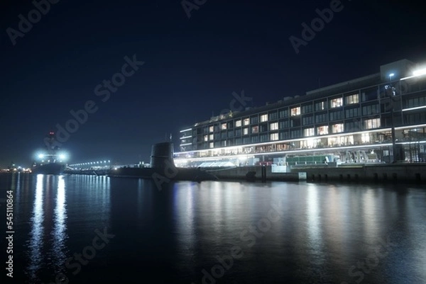 Obraz 横浜みなとみらい　ハンマーヘッドに着港する軍艦と潜水艦