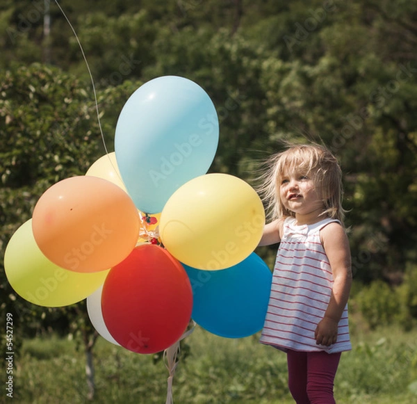 Obraz little girl plays with balloons