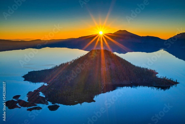 Obraz View of sunrise over Crater Lake on a calm summer morning.