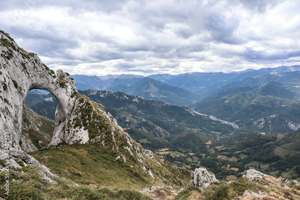 Obraz 
hole red eye landscape mountain