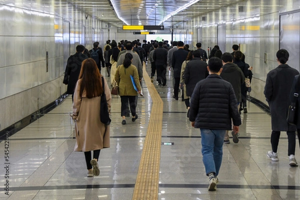 Obraz 지하도를 걸어서 가는 사람들