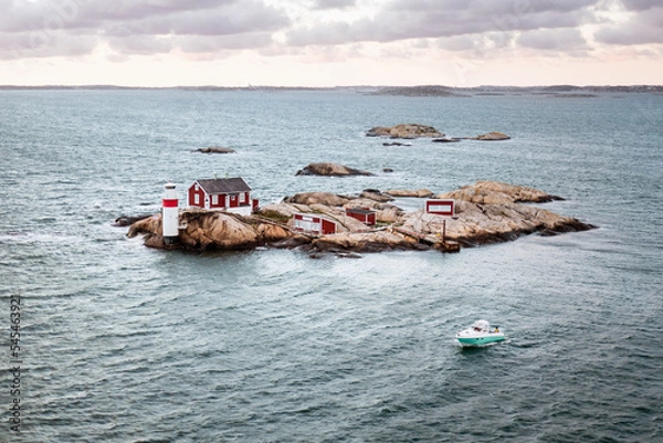 Fototapeta kleine Insel mit Leuchtturm im Meer vor Göteborg, Schweden. Schärensinseln, Leuchtturm, Schifffahrt, Navigation, einsam, Insel, Boot