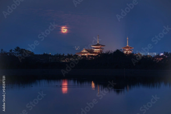 Obraz 奈良　世界遺産　薬師寺　秋の月