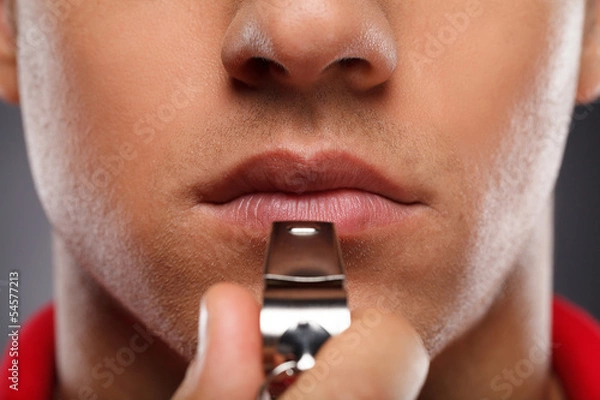 Fototapeta Mężczyźni z gwizdkiem. Trener z gwizdkiem na czarnym tle