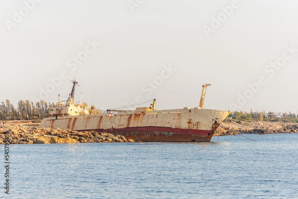 Fototapeta A large cargo ship that ran aground in the Sea Caves area of Paphos County, near Coral Bay, during a storm on December 8, 2011 after an engine failure.
