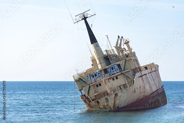 Obraz A large cargo ship that ran aground in the Sea Caves area of Paphos County, near Coral Bay, during a storm on December 8, 2011 after an engine failure.