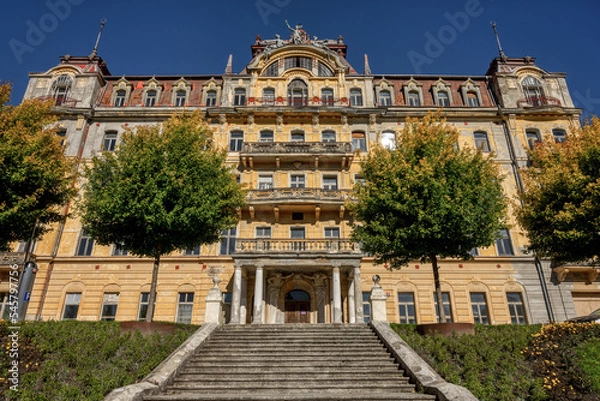 Fototapeta Beeindruckende Gebäude aus der Zeit des Jugendstil zeugen von einer Architekturepoche 