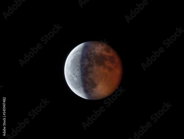 Fototapeta 皆既月食 の 途中 を HDR 撮影 で ターコイズフリンジ を 撮る 【 月食 の イメージ 】