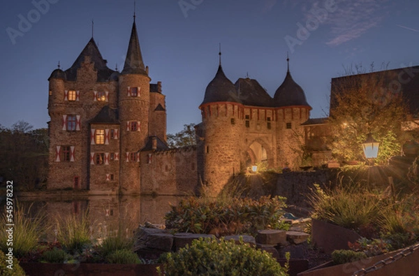 Fototapeta Mechernich november 2022; Satzvey Castle is a medieval moated castle, initially from the 12th century, and is located on the north-eastern edge of the Eifel Mountains 