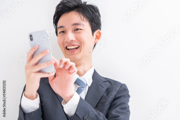 Fototapeta 携帯電話を持つ日本人男性