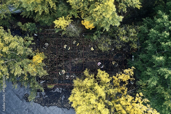 Fototapeta Opuszczona jazda samochodem rozrywkowym w duchach miasta Pripyat w strefie wykluczenia Czarnobylu, Scooter in Autumn Colours From Drone View